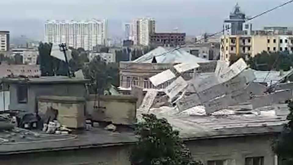 Непогода в Саратове. Ветер сорвал крышу с пятиэтажки на Мичурина