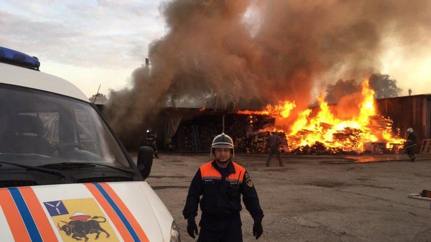 В Энгельсе 19 пожарных тушили горящие склады