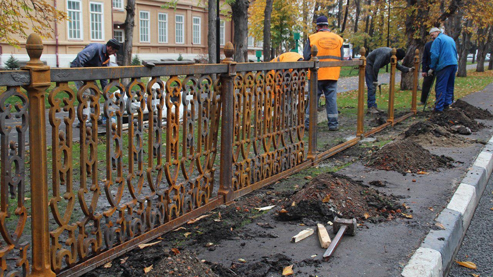 Чугунную ограду в саду Радищева обещают восстановить к середине ноября