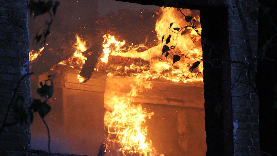 Неосторожное обращение с огнем привело к пожару в пятиэтажке