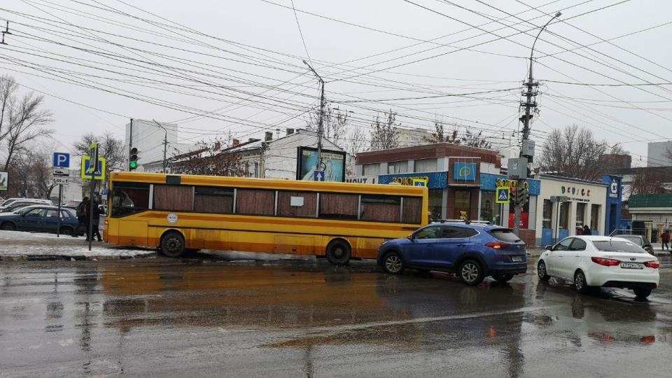 Столкнувшиеся автобус и внедорожник заблокировали движение по Большой Казачьей