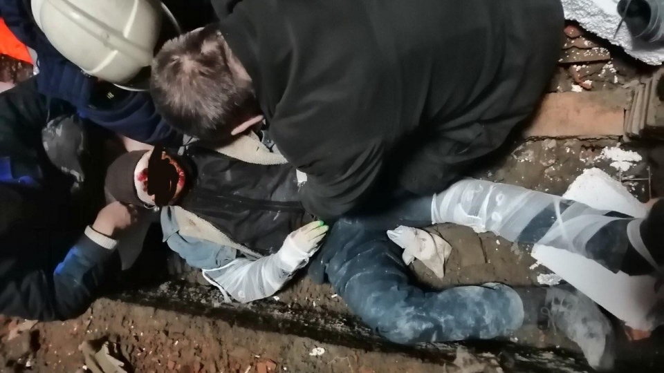 На стройке школы в Энгельсе рабочий упал в шахту лифта