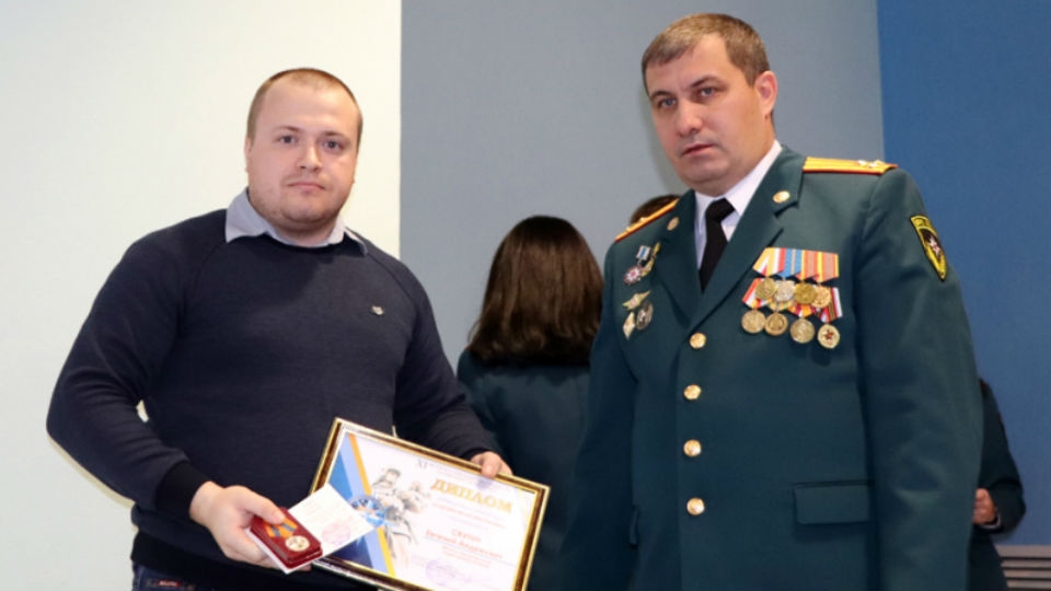 За спасение детей из воды и отвагу на пожаре саратовцев наградили медалями МЧС