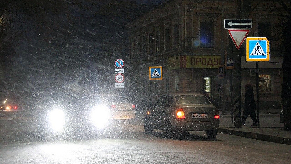 Снег на дорогах: ГИБДД призывает саратовцев снизить скорость