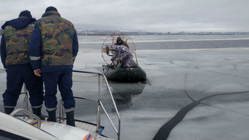 Рыбаки на резиновой лодке застряли в полынье посреди Волги