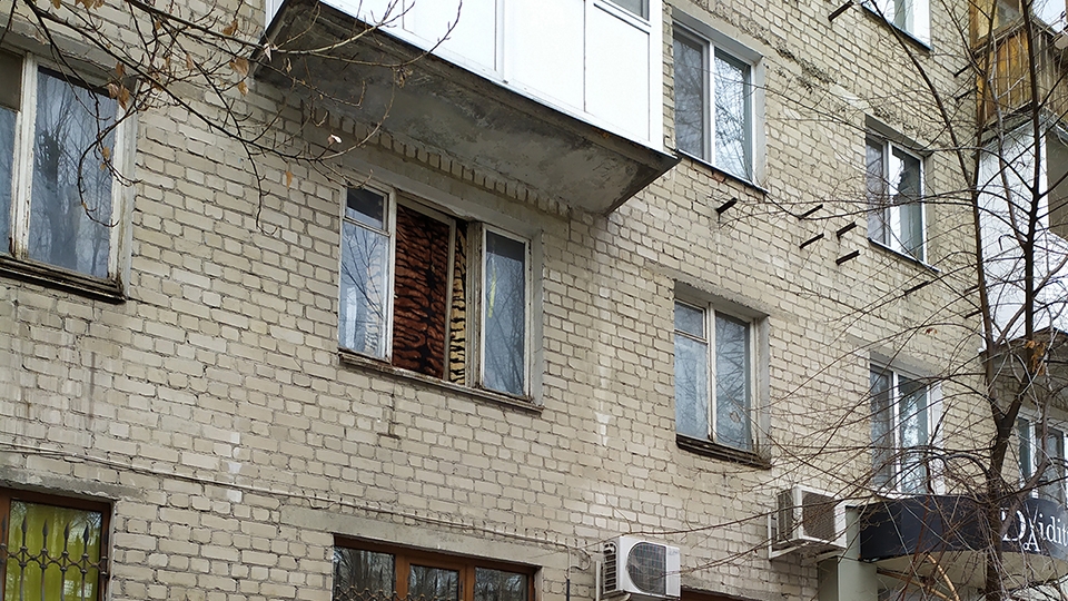 Мусор высотой в полтора метра: соседи за свой счет вычистили квартиру на Рахова