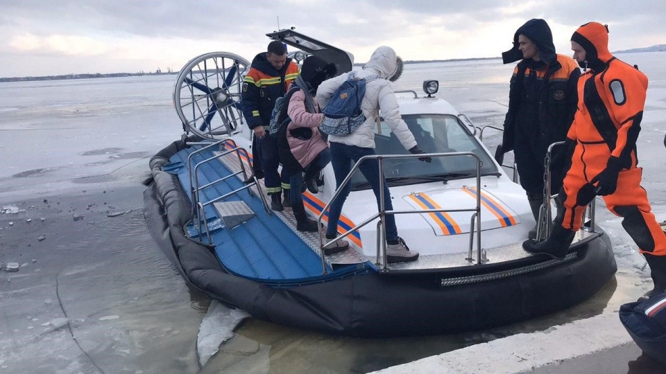 В Саратове спасатели доставили пятерых детей до берега Волги