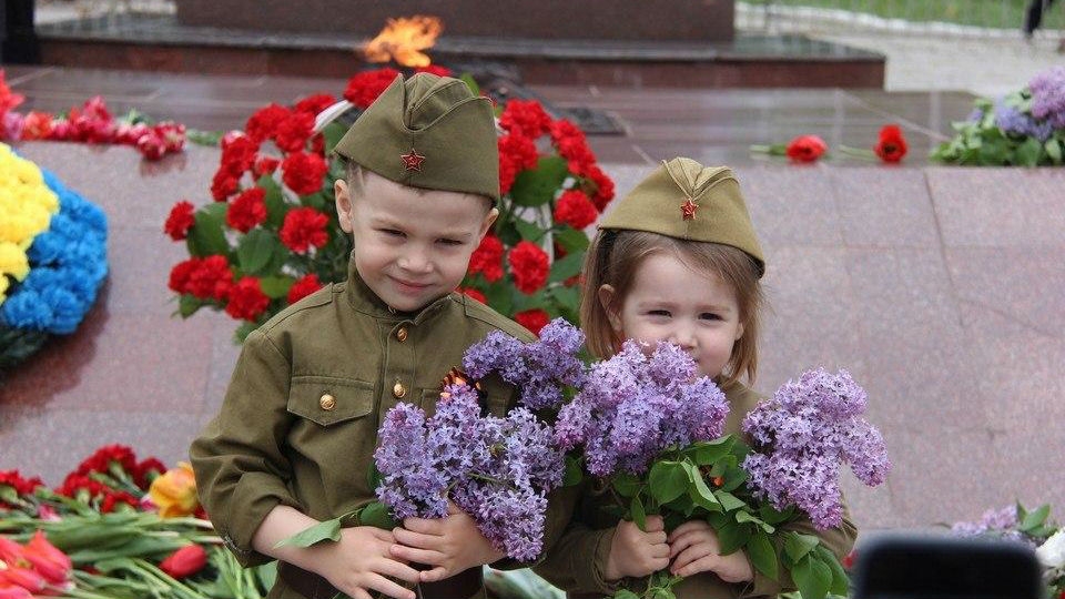 День Победы. Саратовцы несут цветы на Соколовую гору