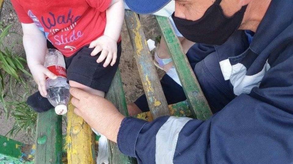Освобождать застрявшую в скамейке ногу ребенка пришлось спасателям