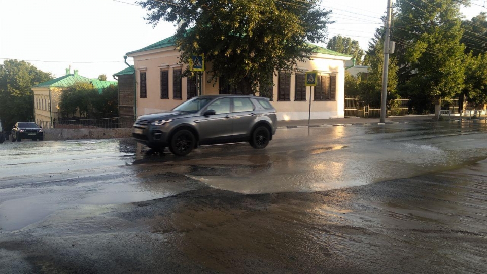 В центре Саратова перекресток затопило коммунальными водами
