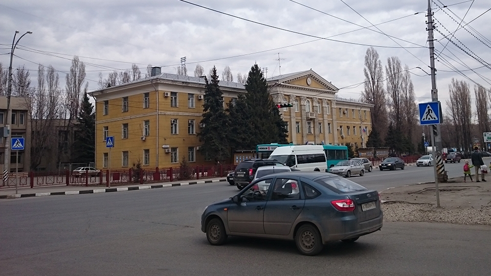Иномарка сбила женщину под окнами администрации Заводского района