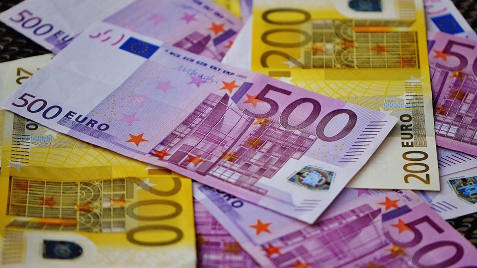 Курс евро превысил 84 рубля впервые с апреля