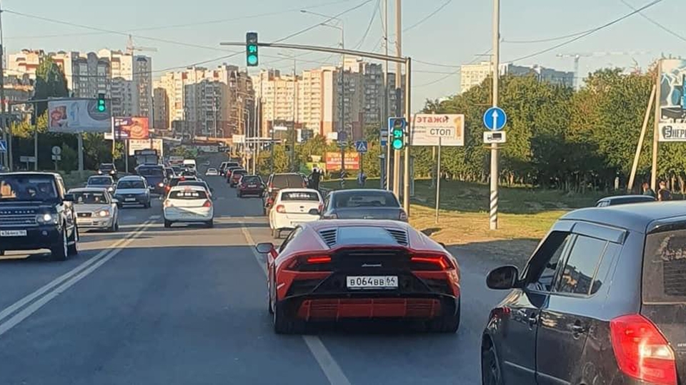 На улицах Саратова замечен новый спорткар Lamborghini с номерами В 064 ВВ