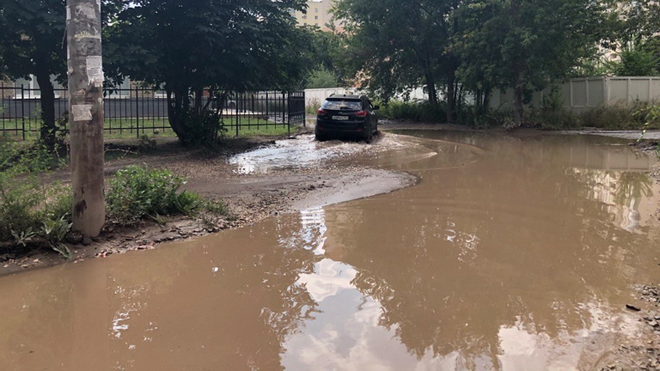 Дороги к школе и детсаду в Энгельсе превращены в полосу водных препятствий