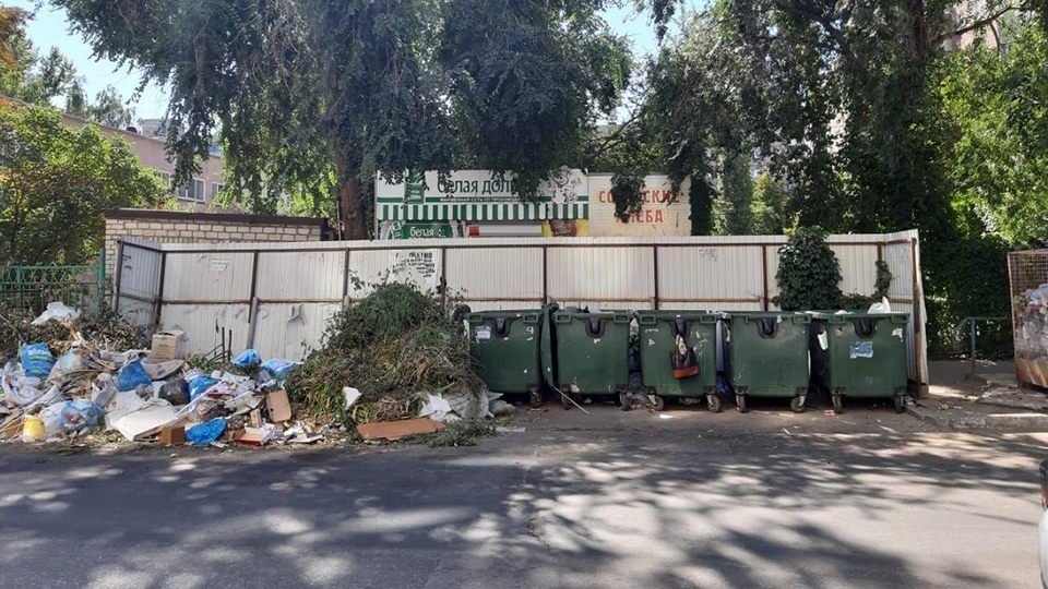 Центр Саратова вновь завален мусором