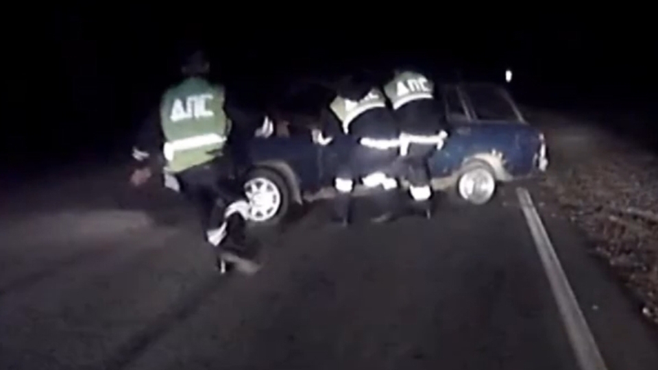 В Энгельсе полицейские открыли огонь по машине с пьяным водителем. Видео