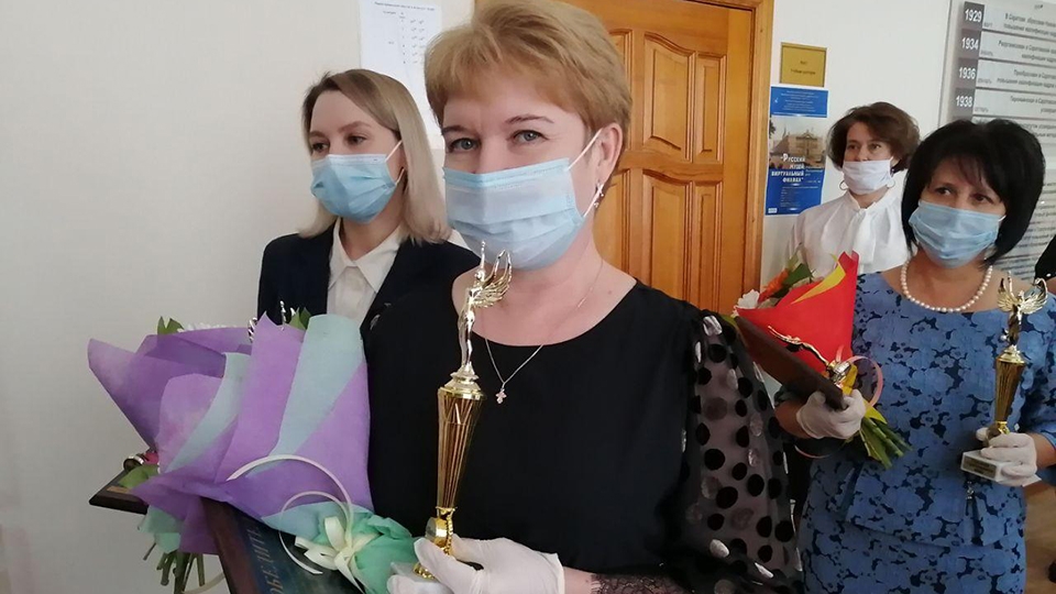 День учителя. 14 саратовских педагогов отмечены премиями в 200 тысяч рублей