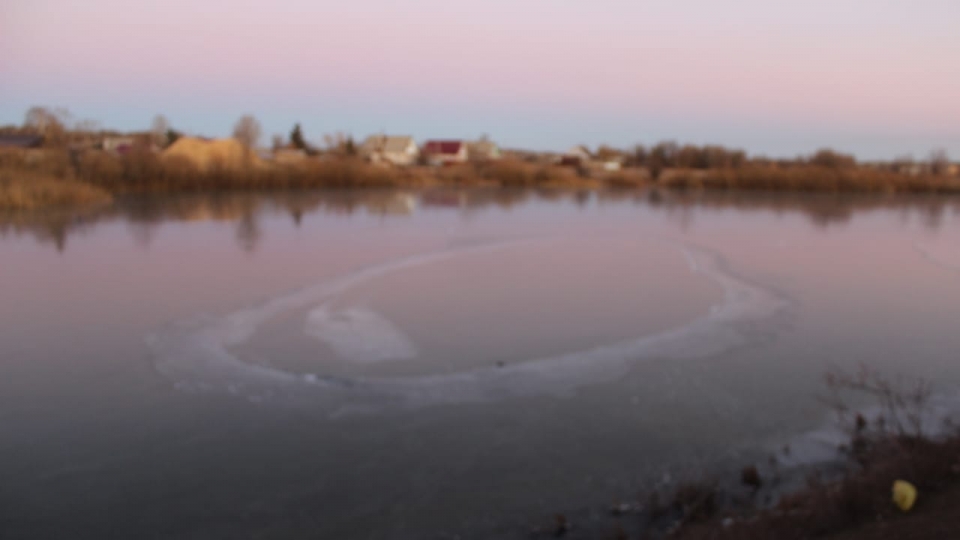 Дети гуляли рядом с рекой и нашли вмерзшее в лед тело мужчины