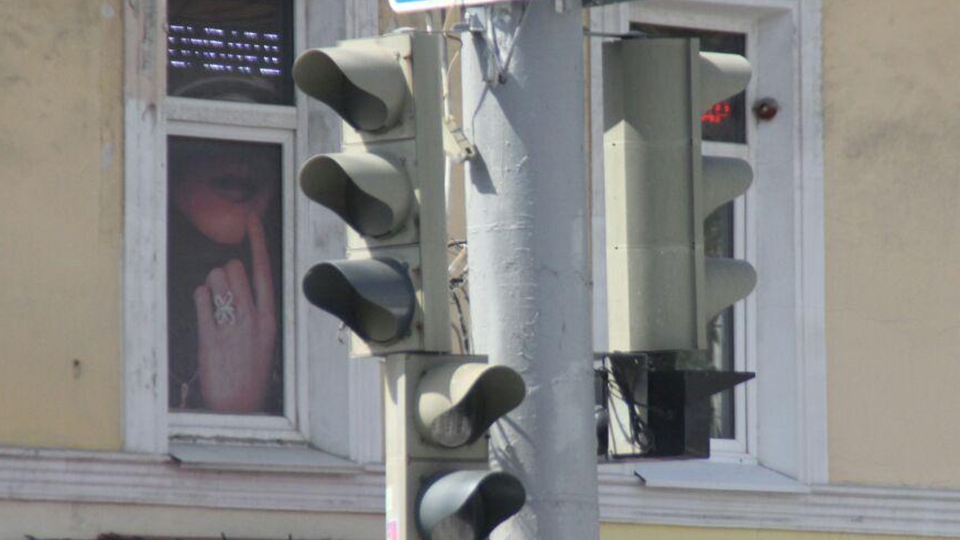 На двух перекрестках Саратова отключат светофоры