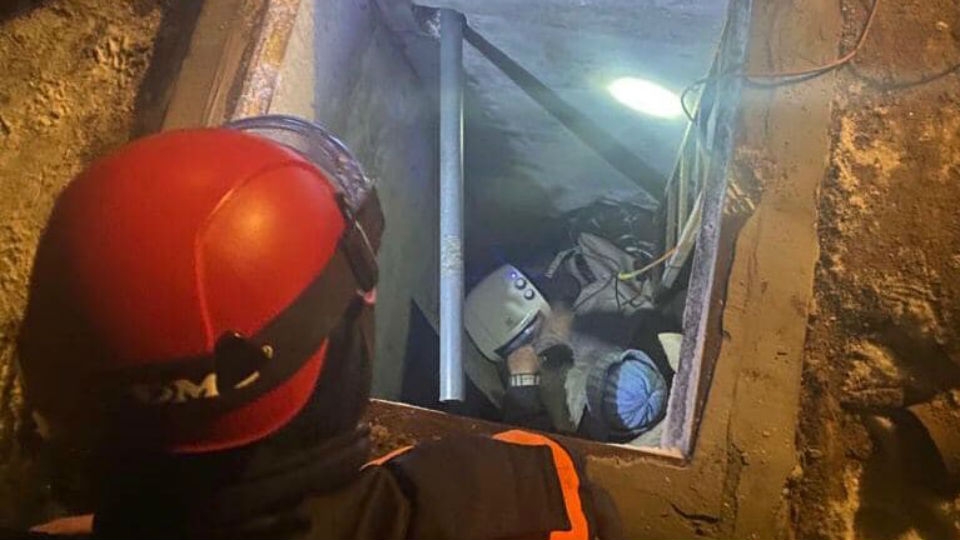 Под Энгельсом спасатели вытащили из ямы 66-летнего мужчину