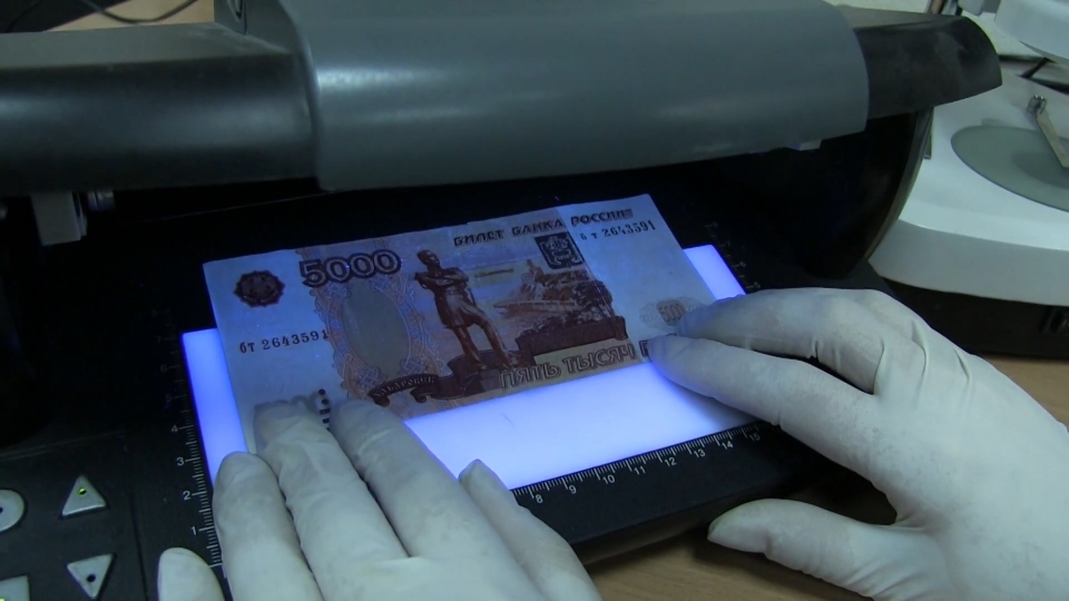 При продаже валюты кассир саратовского банка обнаружила фальшивые 5000 рублей