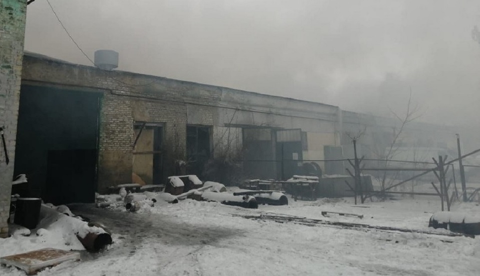Во время пожара на СТО огонь уничтожил 8 автомобилей