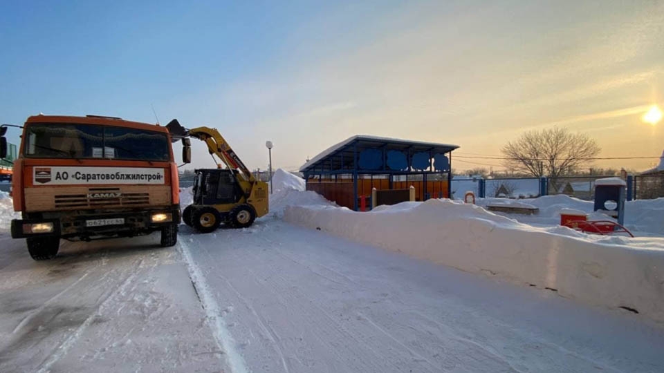 Техника строительных компаний вышла на уборку саратовских улиц от снега