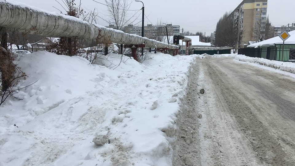 Центральная улица Саратова. Тротуар к школе и поликлинике завален снегом