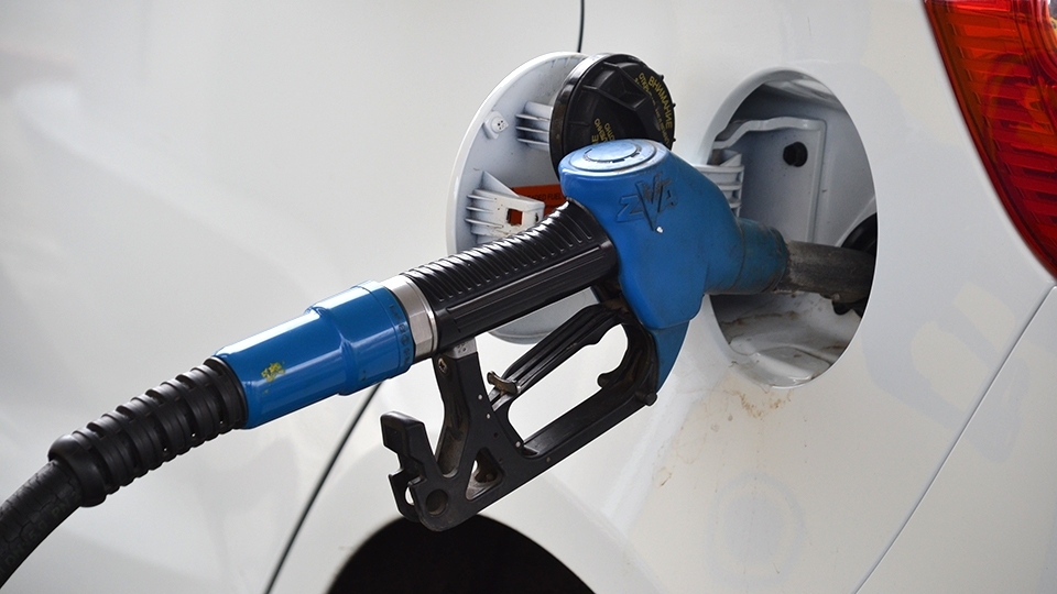 Цены на бензин в Саратове остаются выше средних по ПФО