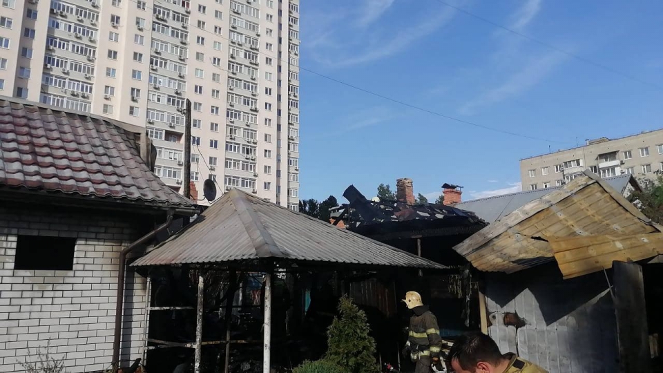 В районе горпарка восемь пожарных расчетов тушат деревянный дом