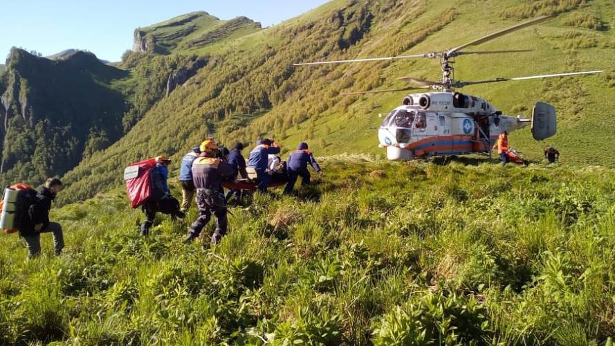 Адыгейские спасатели эвакуировали пострадавшего в горах саратовца