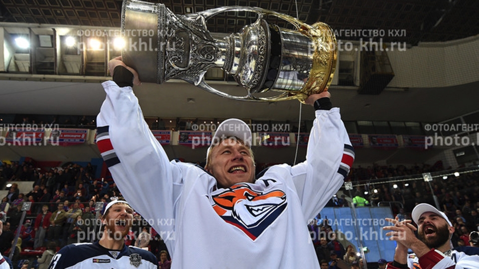 Трехкратный чемпион России по хоккею Денис Платонов просит о помощи