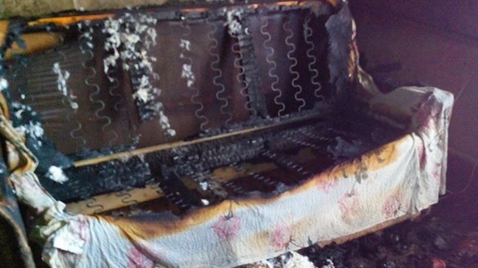 Из-за перегрузки электросети в частном доме загорелся диван