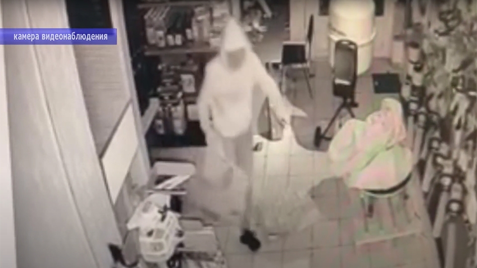 Серийный вор топором взломал сейф в магазине и забрал 186 тысяч рублей