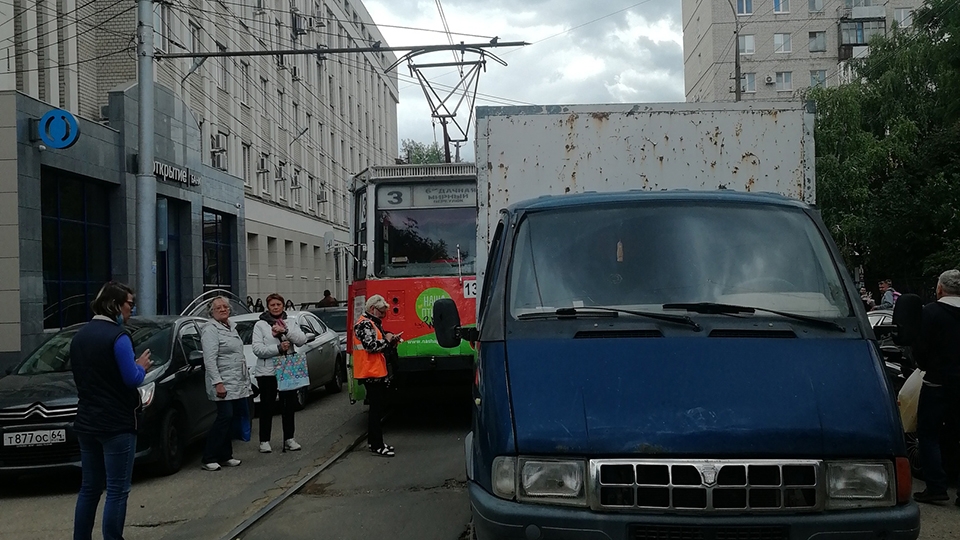 В центре Саратова встали трамваи из-за брошенной 