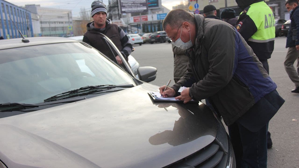 Саратовские таксисты не хотят надевать маски и ездят без разрешений