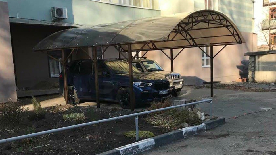Жители Саратова обеспокоены появлением навеса для авто на выходе из дома