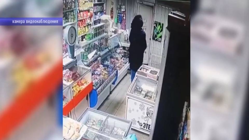Двое разбойников в масках и с пистолетом ограбили магазин в Ленинском районе