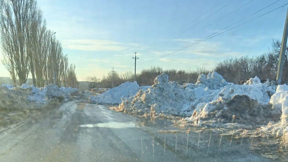 На окраине Саратова самосвалы сбрасывают снег на проезжую часть