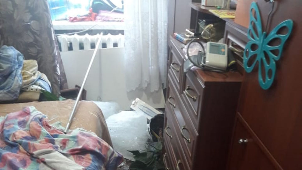 В Саратове ледяная глыба с крыши разбила окно в квартире ветерана