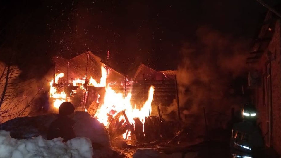 Шесть пожарных расчетов тушат дома в центре Саратова