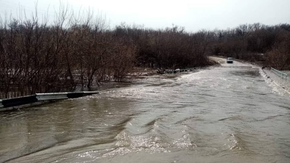 Паводок. В Саратовской области затопило восемь участков дорог и мостов