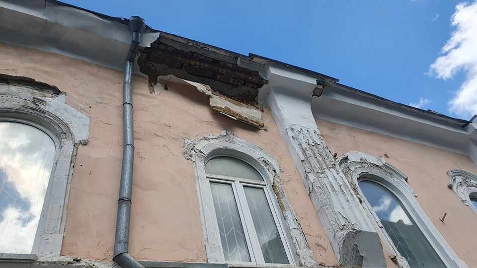 На проспекте Столыпина частично обрушился фасад двухэтажного здания