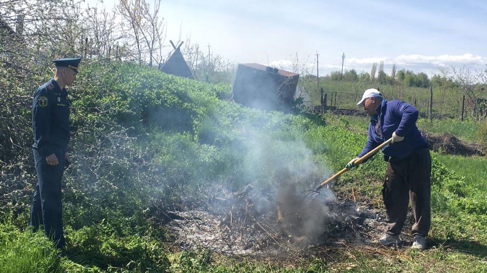 После разведки дроном саратовские дачники потушили горевший мусор