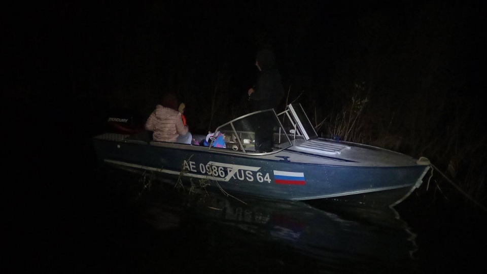 Спасатели эвакуировали семью с ребенком из сломавшейся на Волге лодки
