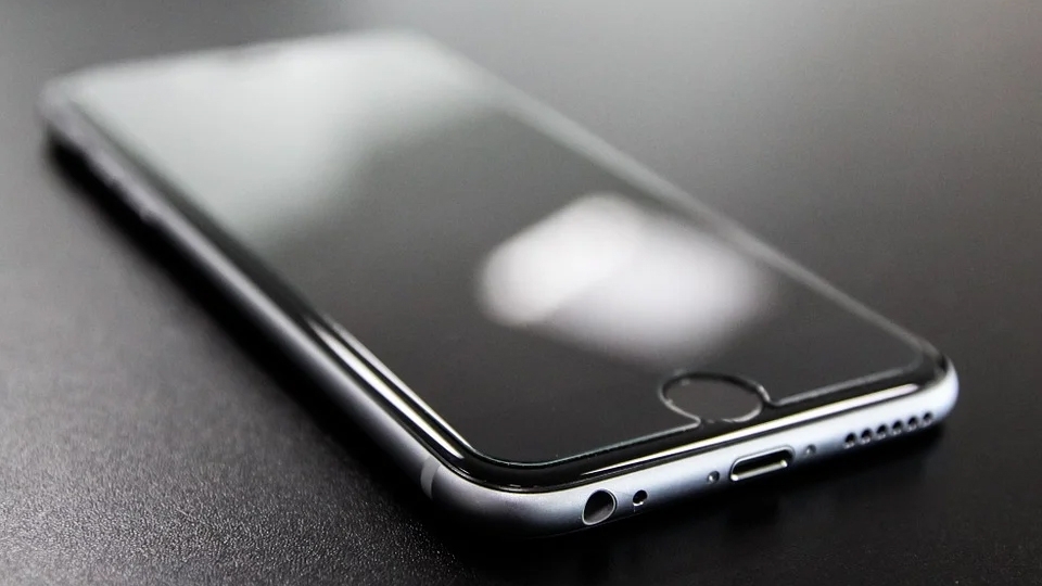 В Энгельсе 21-летний продавец салона связи украл с работы два iPhone