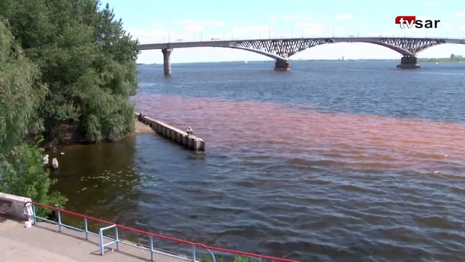На саратовской набережной Волга окрасилась в красный цвет