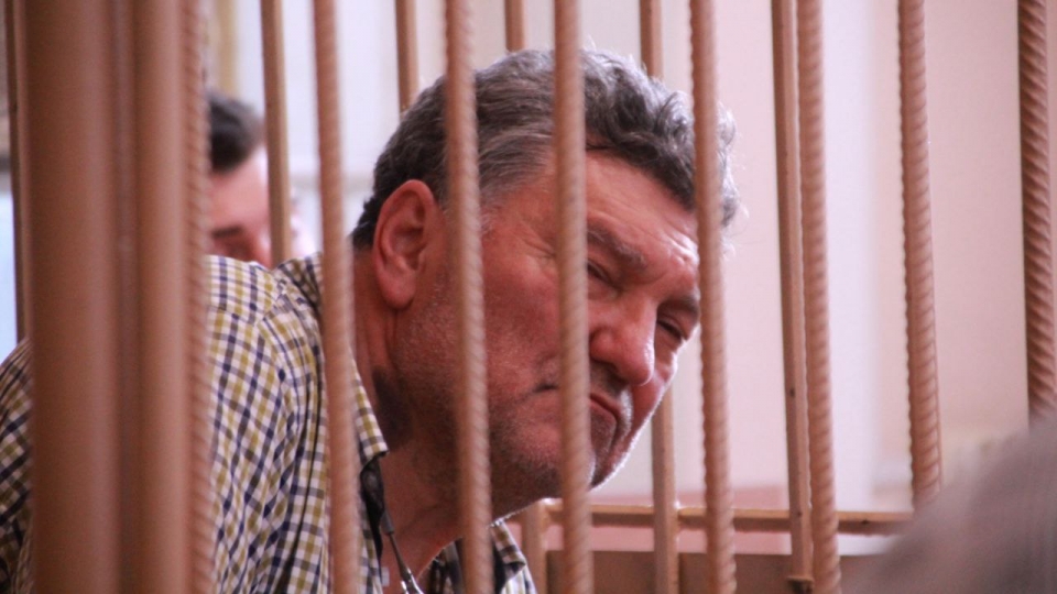 Заподозрен еще и в мошенничестве, объявлялся в розыск. Полковник Межуев арестован