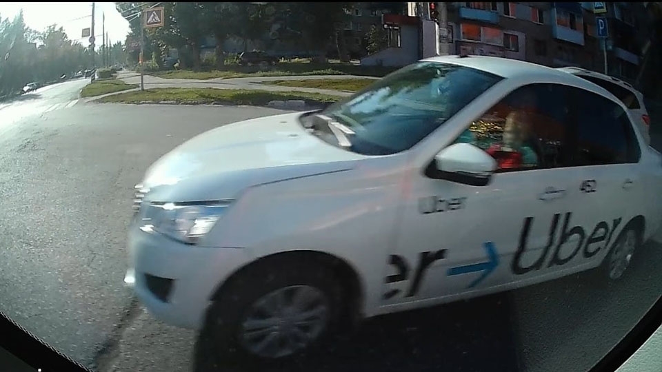 Очевидцы: таксист посадил на колени ребенка и вел с ним машину