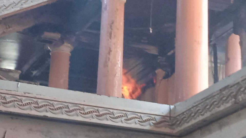 Спустя сутки пожарные заливают пламя в энгельсском Доме офицеров